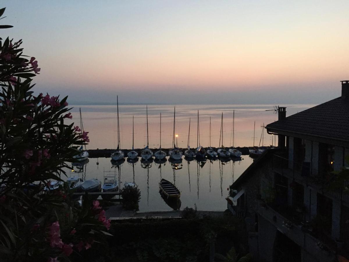 A Room With A View - Maisonnette Dans Bourg Medieval Au Bord Du Lac Leman Ивоар Екстериор снимка